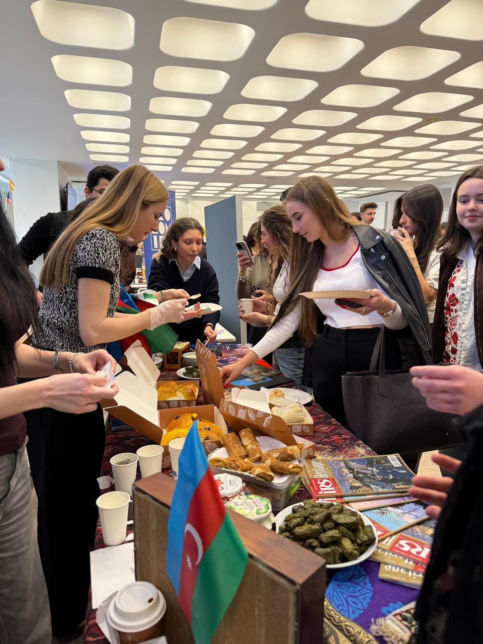 Des étudiants goûtent şəkərbura, qutab et dolma au stand de l'IRS